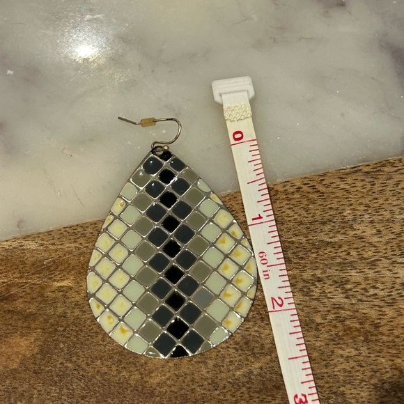 Elegant statement earrings - Picture 3 of 3